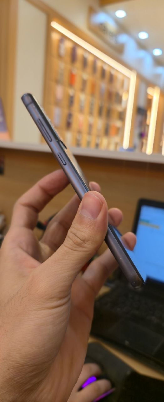 سامسونج Galaxy S21 FE مستعمل - صورة حقيقية للحواف الجانبية
