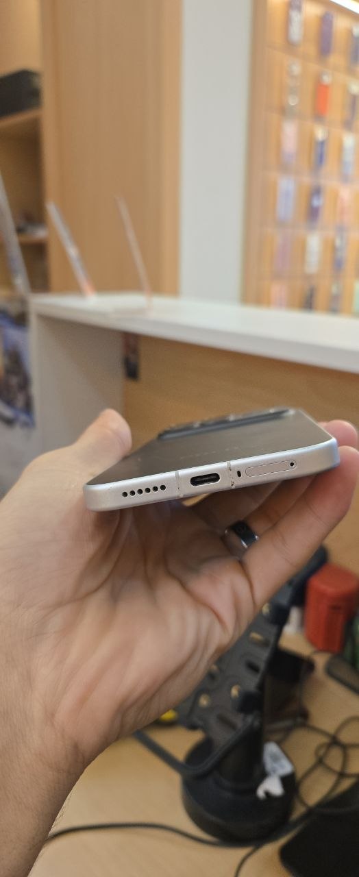 منفذ الشحن وأسفل بوكو F8 Ultra المستعمل
