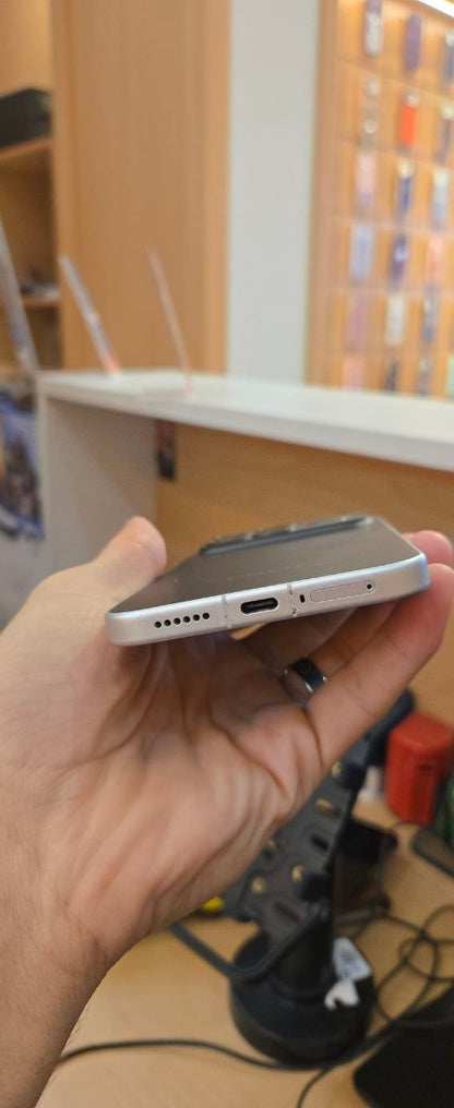 منفذ الشحن وأسفل بوكو F8 Ultra المستعمل