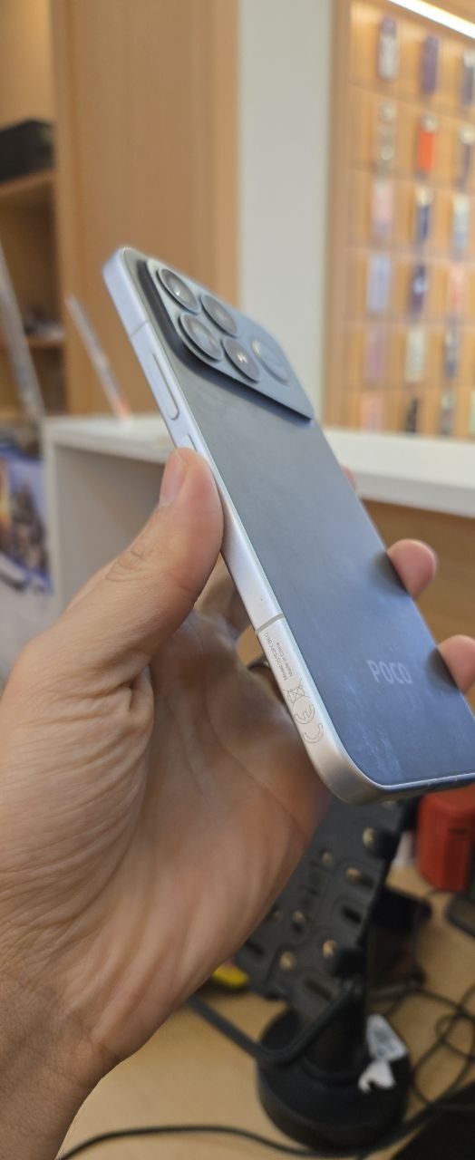 جانب وخلفية هاتف بوكو F8 Ultra المستعمل