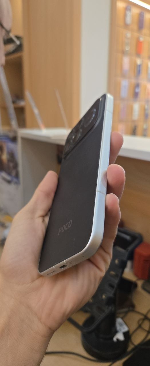 صورة جانبية لهاتف بوكو F8 Ultra المستعمل