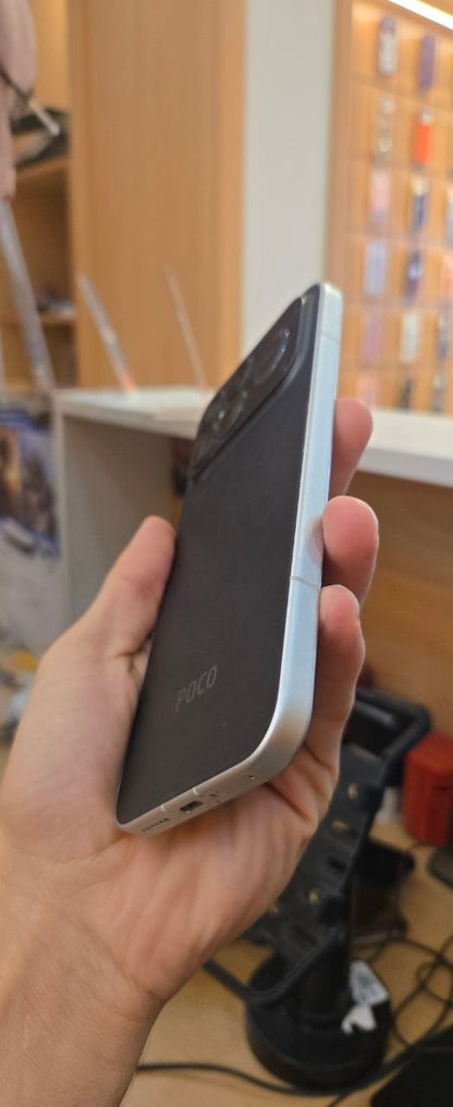 صورة جانبية لهاتف بوكو F8 Ultra المستعمل